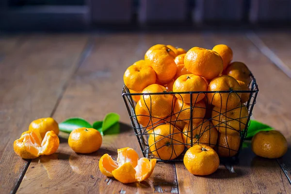 Orangen Früchte in Korb auf Holz Hintergrund — Stockfoto