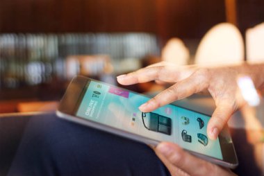  Adam alışveriş online ofis, iş ve modern yaşam tarzı