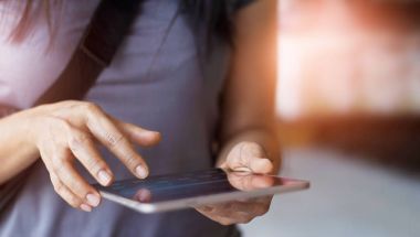 Eller presler gece arka plan, ekran dijital Tablet