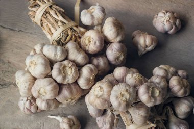 Sarımsak grup veya ahşap zemin üzerine sarımsak ampul