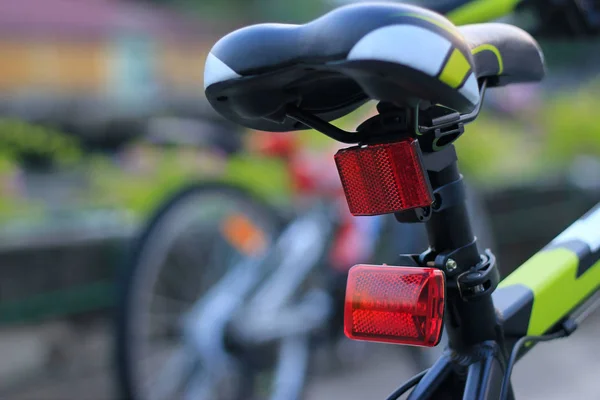 Задние фонари велосипед на фоне улицы — стоковое фото