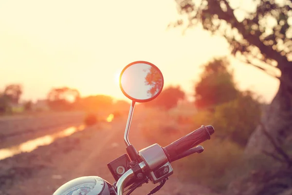 Retrovisore di moto su strada sterrata campagna — Foto Stock