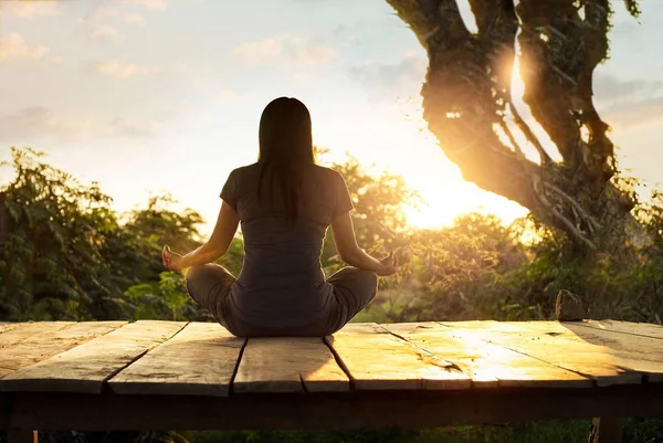 Mujer practicando yoga de meditación sobre la naturaleza al atardecer . — Foto de Stock