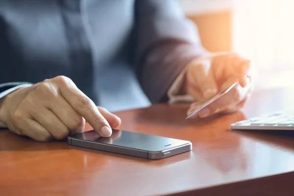 Pagos móviles, manos femeninas con smartphone y tarjeta de crédito — Foto de Stock