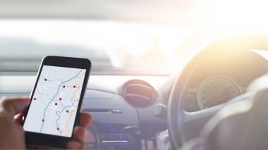 Smartphone Gps navigasyon arabanın içinden kullanarak ele