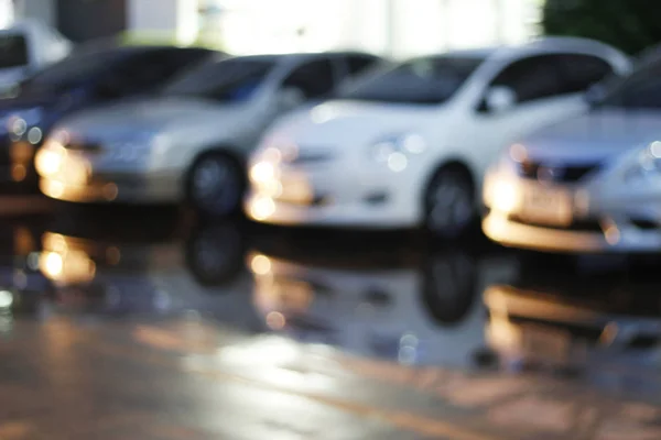 Abstrato carro de estacionamento desfocado e reflexão na água — Fotografia de Stock