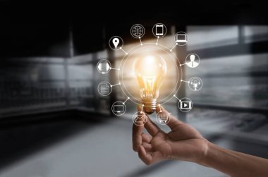 Ampul simgelerle Multimedya ve müşteri ağı tutan el