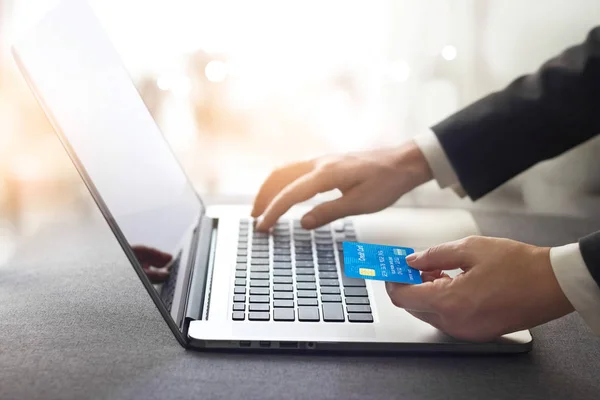 Üzletember, a hitelkártya és a laptop az online fizetés — Stock Fotó