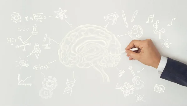 Desenho humano, conceito de ideia do cérebro criativo, ciências e artes no fundo da parede de tijolo — Fotografia de Stock
