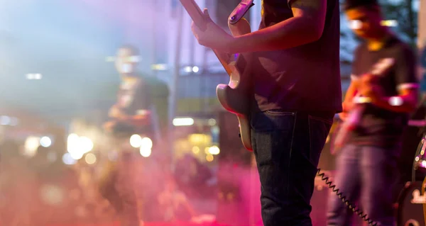 Gitarristerna på scenen för bakgrund, mjuk och oskärpa koncept — Stockfoto