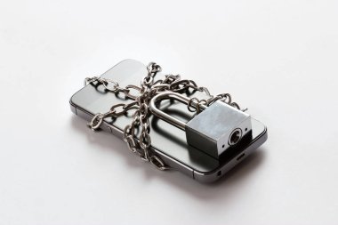 Smartphone zinciri ile beyaz arka plan, güvenlik ve gizlilik kavramı üzerinde kilitli