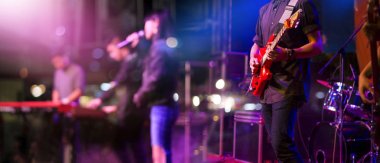 Gitarist sahnede için arka plan, yumuşak ve bulanıklık kavramı