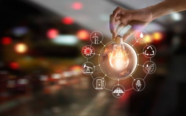 Ampul ile simgeler enerji yenilenebilir tutan el