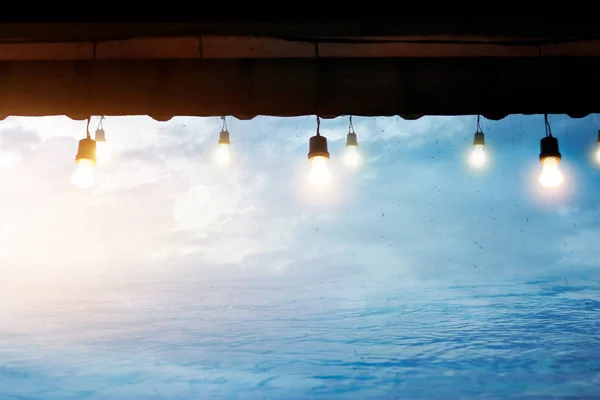 Glödlampor i koja nära havet efter regnet — Stockfoto