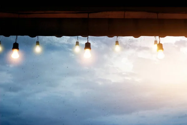 Лампочки в хижине после дождя — стоковое фото