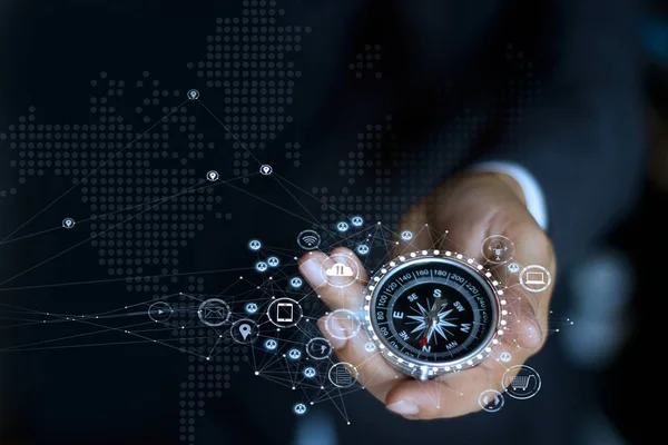 İşadamı serching müşteri küresel ağ elinde tutan bir pusula ile