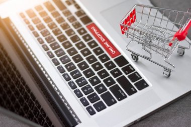 Alışveriş sepeti arabası metin online alışveriş ile laptop