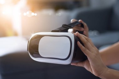 Sanal gerçeklik tutan adam el koruyucu gözlük Vr kulaklık