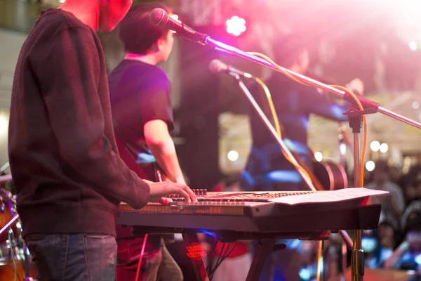 Keyboarder auf der Bühne für Hintergrund, weiches und unscharfes Konzept — Stockfoto