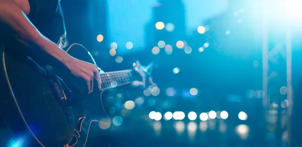 Gitarristen på scenen för bakgrund, mjuk och oskärpa koncept — Stockfoto