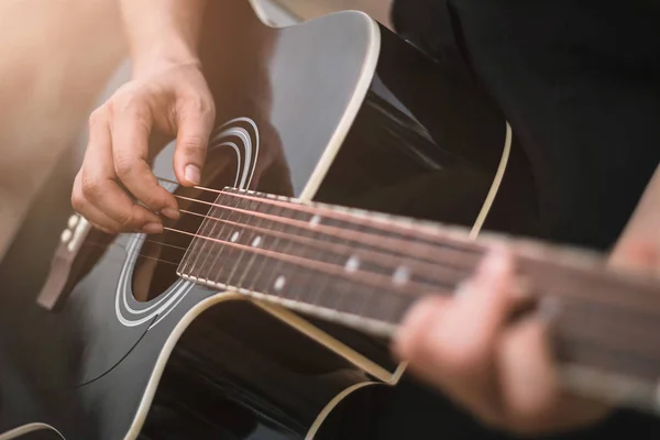 Gitarrist spelar akustisk gitarr — Stockfoto