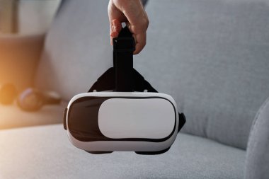 Sanal gerçeklik gözlükleri, Vr kulaklık tutan adam