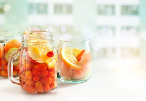 Diety detoks podawać wodę wymieszać owoce, kubki, orzeźwiających napojów — Zdjęcie stockowe