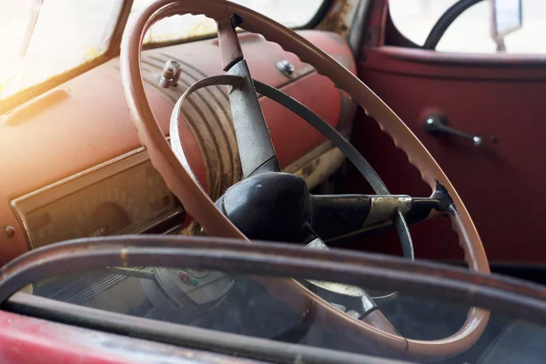 Retro clásico coche interior y volante viejo — Foto de Stock