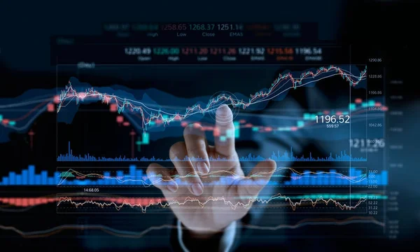 Affärsman röra aktiemarknaden diagram på virtuell skärm uppvisning — Stockfoto