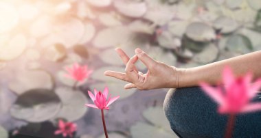 Pratik Yoga ve meditasyon kırmızı lotus Gölü arka tarafından kadın