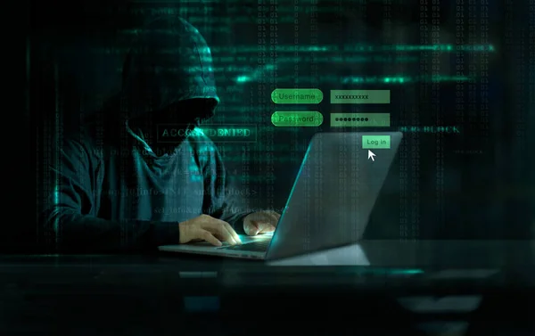 Haker laptopa i dziennika na ekranie za pomocą cyfrowego cide na ciemnym tle — Zdjęcie stockowe