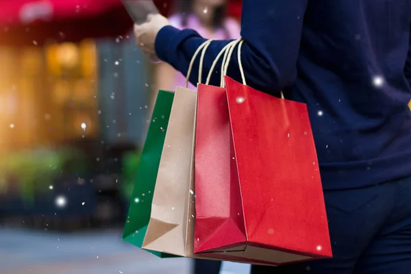 Shopping natalizio - shopping bag in mano con fiocco di neve — Foto Stock