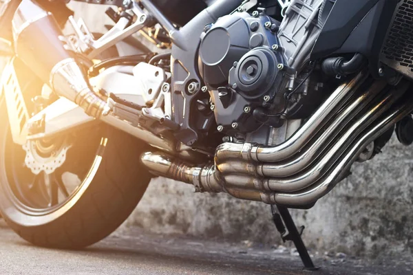 Motocicleta moderna e detalhes de exaustão no fundo da rua — Fotografia de Stock