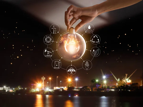 Mão segurando lâmpada mostrar o consumo do mundo com ícones recursos energéticos — Fotografia de Stock