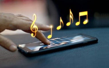 Soyut el smartphone vasıl gece arka plan müzik notlar oynamak