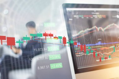  Hisse senedi grafiği işadamı çalışma verileri analiz bilgisayar ekranında 