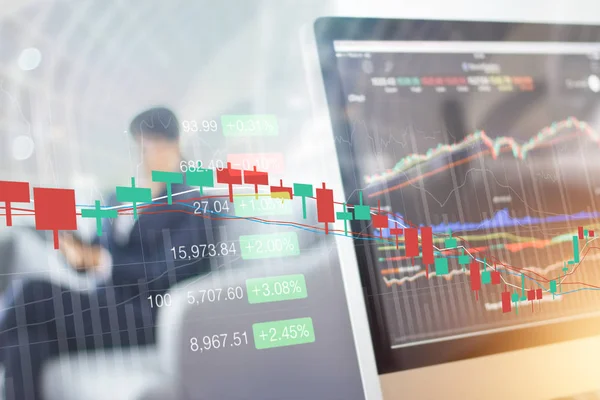 Aktiemarknaden graf på datorskärm, analysera data av affärsmannen arbeta — Stockfoto