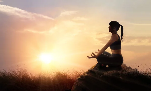 Mujer meditando yoga al atardecer montañas con la naturaleza. Ejercicio deportivo al aire libre —  Fotos de Stock