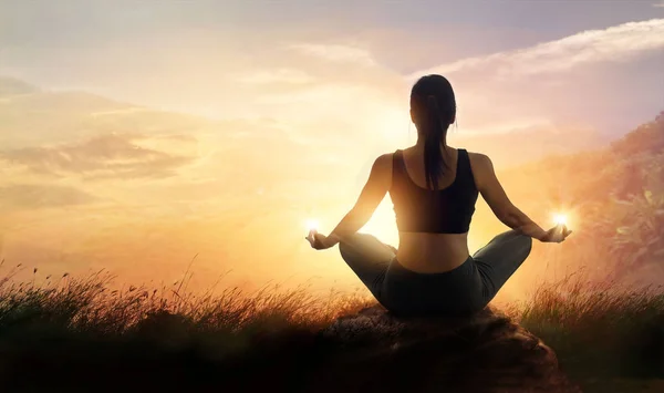 Mujer meditando yoga al atardecer montañas naturaleza. Al aire libre s —  Fotos de Stock
