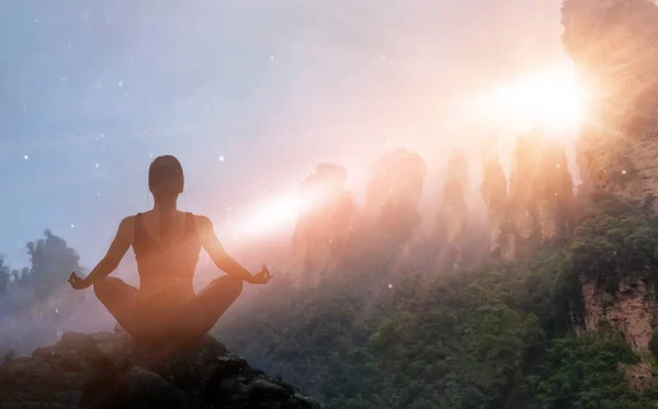 Mujer meditando yoga al atardecer montañas con la naturaleza. Deportes de ejercicio al aire libre —  Fotos de Stock