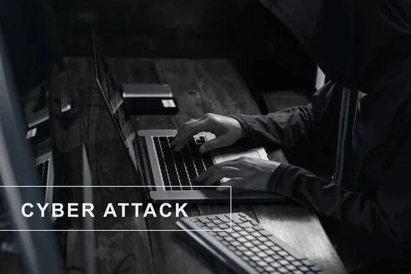 Internetbrott. Hackaren använder laptop och hacking lösenord kod i mörkt rum — Stockfoto