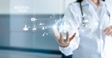 Teknoloji yenilik ve tıp kavramı. Doktor ve tıbbi ağ bağlantısı modern sanal ekran interfacein hastane zemin üzerine el ile