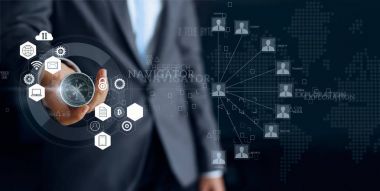 Elinde tutan pusula ile iş adamı. Pazarlama yönü ve arama müşteri küresel ağı tanımlamak 