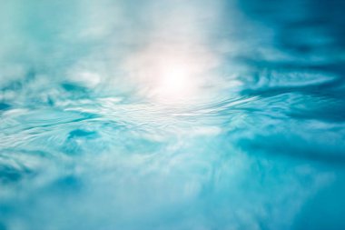 Arka plan aydınlatma havuzda su. Arka plan