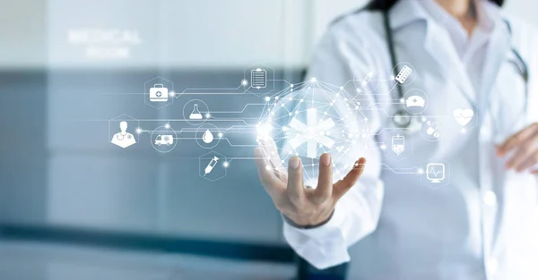 Tecnologia Innovazione e medicina concetto. Collegamento medico e rete medica con moderna interfaccia virtuale dello schermo in mano su sfondo ospedaliero — Foto Stock