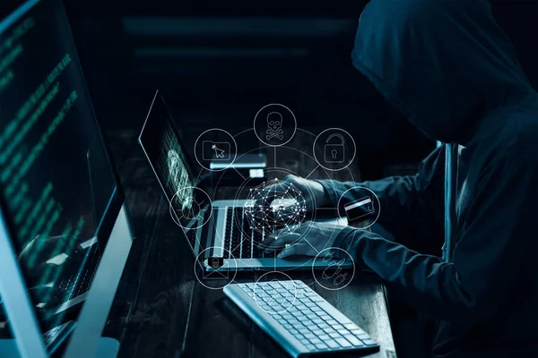 Datorhackare med ikoner arbetar och stjäla information om laptop i mörka gränssnitt. Cyber crime koncept — Stockfoto