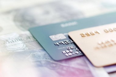 Kredi kartlarına bir banknot, para ve mali kavramı