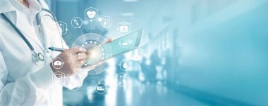 Tıp doktoru ve simge tıbbi ağ bağlantısı ile hastane arka planda dijital tablet modern arayüz dokunmadan stetoskop. Tıbbi teknoloji ağ kavramı