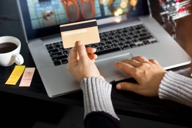 Alışveriş online kavramı. Altın holding kadın eller kredi kartı elinde dizüstü evde kullanarak online alışveriş için.