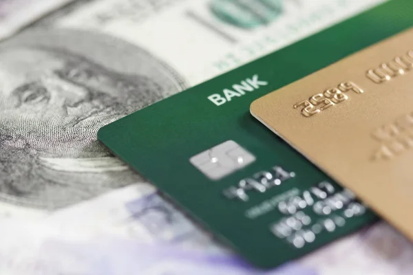 Kartu kredit pada latar belakang uang kertas — Stok Foto